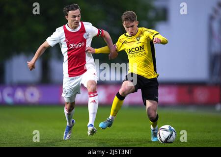 DUIVENDRECHT, NIEDERLANDE - 25. APRIL: Youri Regeer von Ajax U23, Carl Johansson von VVV Venlo während des niederländischen Keukenkampioendivisie-Spiels zwischen Ajax U23 und VVV Venlo am 25. April 2022 in De Toekomst in Duivendrecht, Niederlande (Foto von Patrick Goosen/Orange Picches) Stockfoto