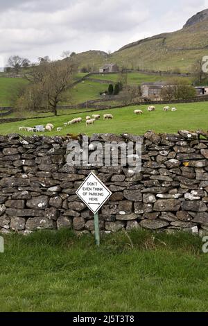 Schild „No Parking“ auf einer Landstraße, Wharfe, Austwick, Yorkshire Dales National Park, Großbritannien. Stockfoto