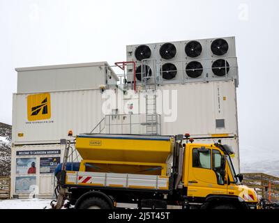 Eine Kunstschneemaschine im Cairngorm-Skizentrum in der Nähe von Aviemore, Schottland, Großbritannien. Stockfoto