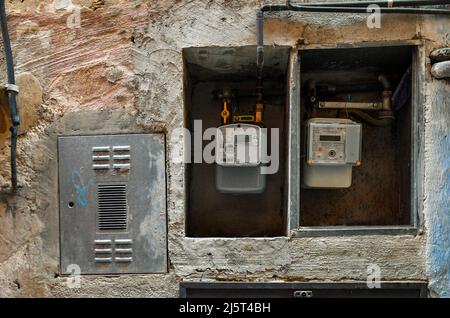 Detail der Strom- und Gaszähler an der Außenwand eines alten Hauses, Italien Stockfoto