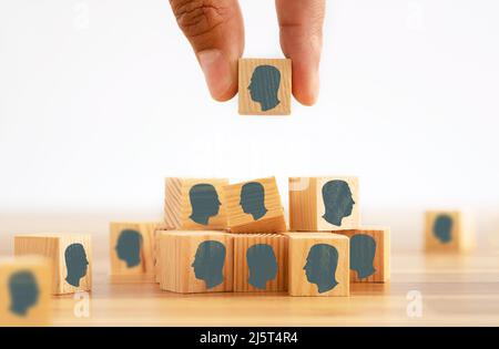 Nahaufnahme eines Hands, das einen der Interviewer auf der Bewerbung auswählt. Konzept der Einstellung und Einstellung von Mitarbeitern. Stockfoto
