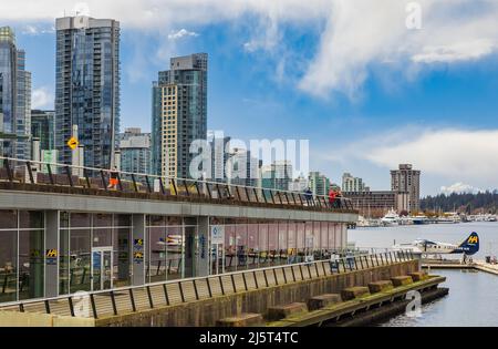 Wunderschöne Innenstadtgebäude, Boote und Wasserflugzeuge im Hafen von Vancouver. Coal Harbor Seaplanes Terminal in Vancouver BC, Kanada - April 11,2022. Reise Stockfoto