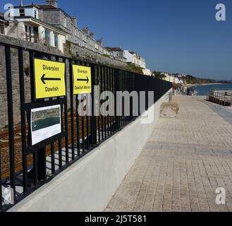 Teil der neuen Ufermauer und Fußgängerbrücke in den Coastguard Cottages, Dawlish, South Devon. Stockfoto