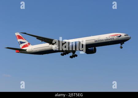 Eine Boeing 777 von British Airways kommt am Flughafen London Heathrow an Stockfoto