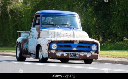 1953 alter rostiger Ford-Lastwagen Stockfoto