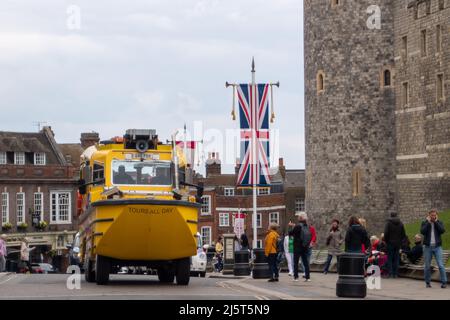 Windsor, Großbritannien. 25.. April 2022. Die Windsor Duck Tours Amphibienfahrzeuge führen Touristen durch die Stadt. Im Vorfeld der Royal Windsor Horse Show wurden im Windsor Town Center vor Windsor Castle Flaggen und Banner von Union Jack aufgehängt. Zwischen dem 12.. Und 15.. Mai finden im privaten Gelände von Windsor Castle abends im Anschluss an die Royal Windsor Horse Show besondere Abendvorstellungen zur Platin-Jubiläumsfeier der Königin mit dem Titel „A Gallop Through History“ statt. Quelle: Maureen McLean/Alamy Live News Stockfoto
