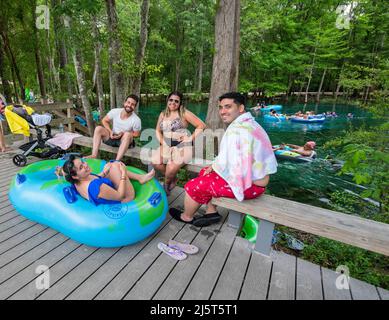 Ginnie Springs ist eine Süßwasserquelle mit einer Stärke von 2., die sich entlang des Santa Fe River in Nord-Zentral-Florida befindet. Stockfoto