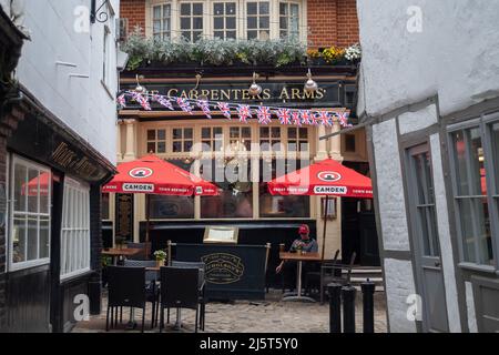 Windsor, Großbritannien. 25.. April 2022. Union Jack, der vor dem „The Counter“ in Windsor steht. Quelle: Maureen McLean/Alamy Live News Stockfoto