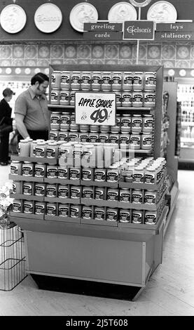 Apfelsauce Display im Supermarkt um 1970 Stockfoto