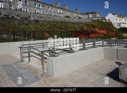 Teil der neuen Ufermauer und Fußgängerbrücke in den Coastguard Cottages, Dawlish, South Devon. Stockfoto