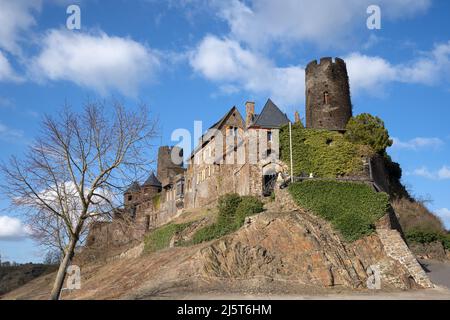 ALKEN, DEUTSCHLAND - 26. FEBRUAR 2022: Panoramabild der Burg Thurant gegen den Himmel am 26. Februar 2022 in Alken, Mosel, Deutschland Stockfoto