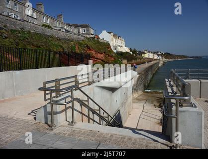 Teil der neuen Ufermauer und Fußgängerbrücke in den Coastguard Cottages, Dawlish, South Devon. Stockfoto