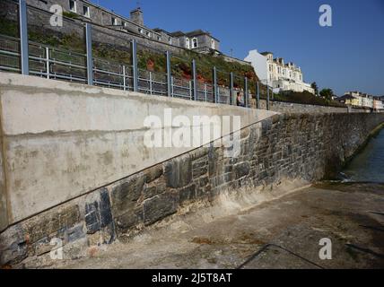 Ein Teil der neuen Ufermauer in den Coastguard Cottages, Dawlish, South Devon, wo sie auf die alte Ufermauer trifft, und eine Rampe zum Strand. Stockfoto