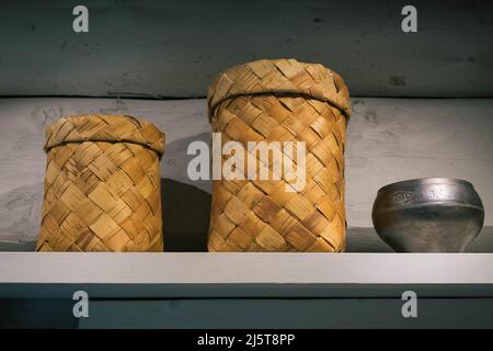 Set aus verschiedenen Vintage-Artikeln auf Holzwand. Altes Geschirr, Geräte, Metallkessel, Koffer, Haushaltsgeräte. Traditionelle Gegenstände des sowjetischen Lebens. Abs Stockfoto