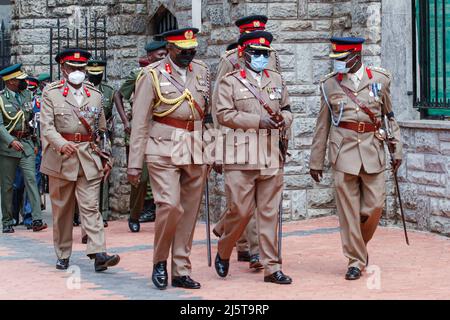 Nairobi, Kenia. 25. April 2022. Hochrangige kenianische Militäroffiziere verlassen das parlament, nachdem sie den Leichnam des verstorbenen Mwai Kibaki im kenianischen parlament angesehen haben. Die Kenianer erhielten die Gelegenheit, den Körper des ehemaligen kenianischen Präsidenten, Mwai Kibaki, der vor dem kenianischen parlament liegt, zu betrachten und letzten Respekt zu zollen. Der ehemalige Präsident verstarb am 22. April 2022 im Alter von 90 Jahren. Kredit: SOPA Images Limited/Alamy Live Nachrichten Stockfoto