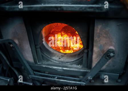 Feuer in der Feuerstelle einer Hunslet Sparity 0-6-0 Satteltank-Dampfmaschine, die walisische trockene Dampfkohle verbrennt. Tür des kohlebefeuerten Kessels öffnen Stockfoto