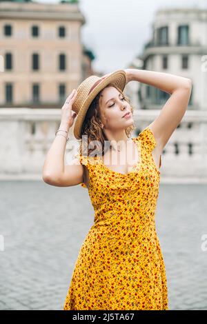 Rom Italia Reise Sommer Tourismus Reisekonzept. Junge Frau trägt Hut und genießen. Stockfoto