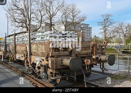 Basel, Schweiz - April 2022: Letzter Wagen auf einem Zug mit Metallbarren im Rheinhafen der Stadt Stockfoto