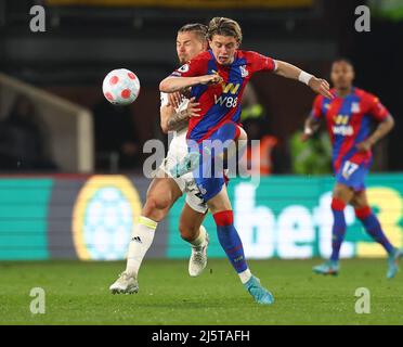 London, England, 25.. April 2022. Conor Gallagher vom Crystal Palace wurde von Kalvin Phillips aus Leeds United während des Premier League-Spiels im Selhurst Park, London, angegangen. Bildnachweis sollte lauten: David Klein / Sportimage Kredit: Sportimage/Alamy Live News Stockfoto