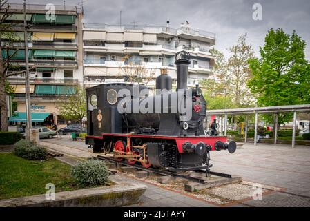 Denkmal der alten Kohle angetriebenen Dampfzug vor dem Bahnhof in der Stadt Larisa, Griechenland Stockfoto