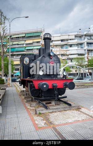 Denkmal der alten Kohle angetriebenen Dampfzug vor dem Bahnhof in der Stadt Larisa, Griechenland Stockfoto