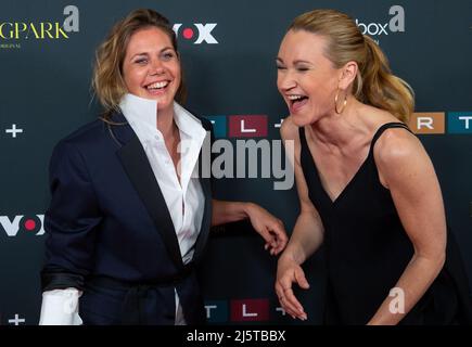 München, Deutschland. 25. April 2022. Felicitas Woll (l.), Schauspielerin, und Lisa Maria Potthoff, Schauspielerin, kommen zur Premiere der TV-Serie 'Herzogpark' im Gloria Filmpalast. Quelle: Sven Hoppe/dpa/Alamy Live News Stockfoto