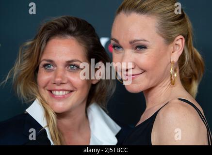 München, Deutschland. 25. April 2022. Felicitas Woll (l.), Schauspielerin, und Lisa Maria Potthoff, Schauspielerin, kommen zur Premiere der TV-Serie 'Herzogpark' im Gloria Filmpalast. Quelle: Sven Hoppe/dpa/Alamy Live News Stockfoto