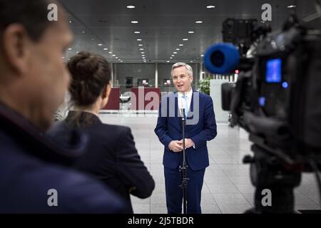 2022-04-25 21:16:50 UTRECHT - Staatssekretär Eric van der Burg (Asyl und Migration) spricht mit Reportern nach dem Sicherheitsrat, der die Aufnahme ukrainischer Flüchtlinge auf die Tagesordnung einschloss. ANP RAMON VAN FLYMEN niederlande Out - belgien Out Stockfoto