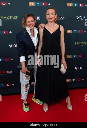 München, Deutschland. 25. April 2022. Felicitas Woll (l.), Schauspielerin, und Lisa Maria Potthoff, Schauspielerin, kommen zur Premiere der TV-Serie 'Herzogpark' im Gloria Filmpalast. Quelle: Sven Hoppe/dpa/Alamy Live News Stockfoto