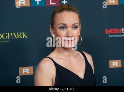 München, Deutschland. 25. April 2022. Lisa Maria Potthoff, Schauspielerin, kommt zur Premiere der TV-Serie 'Herzogpark' im Gloria Filmpalast. Quelle: Sven Hoppe/dpa/Alamy Live News Stockfoto