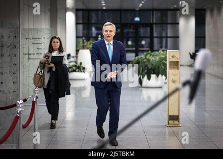 2022-04-25 21:14:19 UTRECHT - Staatssekretär Eric van der Burg (Asyl und Migration) spricht mit Reportern nach dem Sicherheitsrat, der die Aufnahme ukrainischer Flüchtlinge auf die Tagesordnung einschloss. ANP RAMON VAN FLYMEN niederlande Out - belgien Out Stockfoto