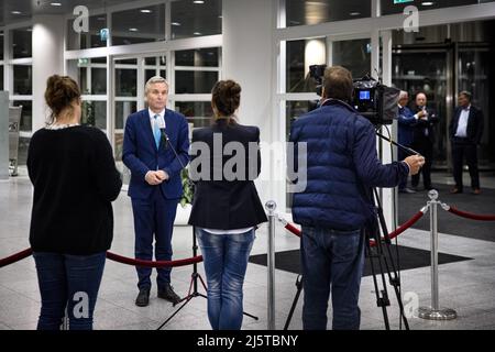 2022-04-25 21:21:04 UTRECHT - Staatssekretär Eric van der Burg (Asyl und Migration) spricht mit Reportern nach dem Sicherheitsrat, der die Aufnahme ukrainischer Flüchtlinge auf die Tagesordnung einschloss. ANP RAMON VAN FLYMEN niederlande Out - belgien Out Stockfoto