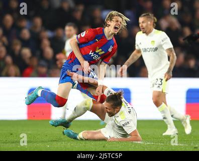 London, England, 25.. April 2022. Conor Gallagher vom Crystal Palace wurde von Luke Ayling von Leeds United während des Premier League-Spiels im Selhurst Park, London, angegangen. Bildnachweis sollte lauten: David Klein / Sportimage Kredit: Sportimage/Alamy Live News Stockfoto