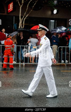 Brisbane, Australien. 25. April 2022. Serviceleute marschieren während der Parade durch Brisbane. Während der Brisbane City ANZAC Day Parade marschierten aktuelle und pensionierte Serviceleute, Studenten und viele andere durch die Straßen, während sich viele Zuschauer versammelten, um zuzusehen und Respekt zu zollen.der ANZAC Day ist ein öffentlicher Gedenktag zur Erinnerung an die "australischen und neuseeländischen Serviceleute". (Foto von Joshua Prieto/SOPA Images/Sipa USA) Quelle: SIPA USA/Alamy Live News Stockfoto