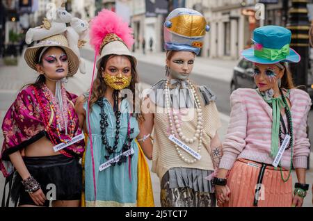 Models von Pierre Garroudi, während seines London Flash Mob Walk Stockfoto