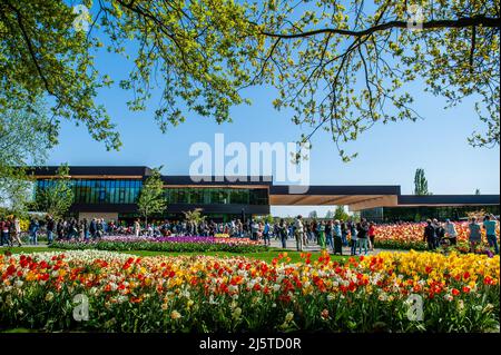 Lisse, Niederlande. 24. April 2022. Allgemeine Ansicht des Eingangs voller Touristen. Keukenhof ist auch als der Garten Europas bekannt, einer der größten Blumengärten der Welt und befindet sich in Lisse, Niederlande. Aufgrund der Corona-Maßnahmen durfte der Park zwei Jahre lang nicht geöffnet werden. Schließlich können die Besucher die florale Pracht wieder richtig erleben. (Foto: Ana Fernandez/SOPA Images/Sipa USA) Quelle: SIPA USA/Alamy Live News Stockfoto