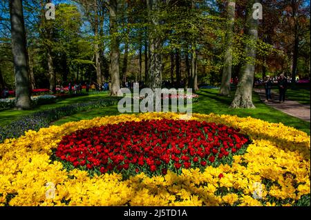 Lisse, Niederlande. 24. April 2022. Allgemeine Ansicht einer der künstlerischen Kompositionen, die mit Tulpen gemacht wurden. Keukenhof ist auch als der Garten Europas bekannt, einer der größten Blumengärten der Welt und befindet sich in Lisse, Niederlande. Aufgrund der Corona-Maßnahmen durfte der Park zwei Jahre lang nicht geöffnet werden. Schließlich können die Besucher die florale Pracht wieder richtig erleben. (Foto: Ana Fernandez/SOPA Images/Sipa USA) Quelle: SIPA USA/Alamy Live News Stockfoto