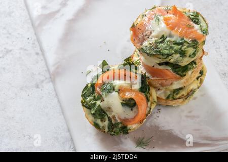 Eiermuffins mit Lachs, Spinat und Käse Stockfoto