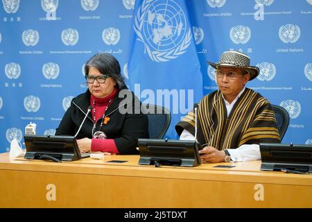 Rose Anne Archibald, National Chief, Assembly of First Nations, und Dario Jose Mejia Montalvo, designierter Vorsitzender des Ständigen Forums der Vereinten Nationen zu indigenen Fragen, sprechen am 25. April 2022 in New York City, USA, vor den Medien. Die Referenten diskutierten eine breite Palette von Themen, die die indigene Bevölkerung betreffen, und konzentrierten sich dabei auf kanadische und andere Wohnschulen, in denen indigene Menschen untergebracht waren, die zwischen 1883 und 1996 betrieben wurden. Die Schulen wurden gegründet, um vermutlich die Kultur und Sprache der Kinder zu untergraben, was eine „Form des kulturellen Völkermordes“ war. ( Foto von John Lampars Stockfoto