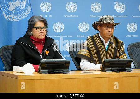 Rose Anne Archibald, National Chief, Assembly of First Nations, und Dario Jose Mejia Montalvo, designierter Vorsitzender des Ständigen Forums der Vereinten Nationen zu indigenen Fragen, sprechen am 25. April 2022 in New York City, USA, vor den Medien. Die Referenten diskutierten eine breite Palette von Themen, die die indigene Bevölkerung betreffen, und konzentrierten sich dabei auf kanadische und andere Wohnschulen, in denen indigene Menschen untergebracht waren, die zwischen 1883 und 1996 betrieben wurden. Die Schulen wurden gegründet, um vermutlich die Kultur und Sprache der Kinder zu untergraben, was eine „Form des kulturellen Völkermordes“ war. ( Foto von John Lampars Stockfoto