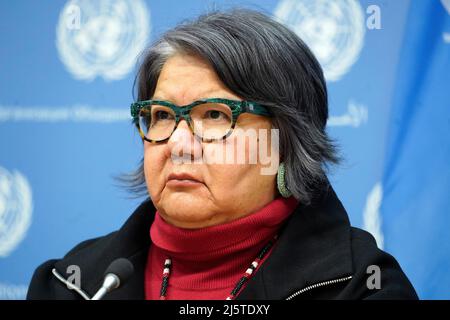 New York City, USA. 25. April 2022. Rose Anne Archibald, National Chief, Assembly of First Nations, spricht am 25. April 2022 vor dem Hauptsitz der Vereinten Nationen in New York City, USA. Die Referenten diskutierten eine breite Palette von Themen, die die indigene Bevölkerung betreffen, und konzentrierten sich dabei auf kanadische und andere Wohnschulen, in denen indigene Menschen untergebracht waren, die zwischen 1883 und 1996 betrieben wurden. Die Schulen wurden gegründet, um vermutlich die Kultur und Sprache der Kinder zu untergraben, was eine „Form des kulturellen Völkermordes“ war. ( Foto von John Lamparski/Sipa USA) Quelle: SIPA USA/Alamy Live News Stockfoto