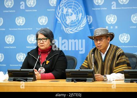 Rose Anne Archibald, National Chief, Assembly of First Nations, und Dario Jose Mejia Montalvo, designierter Vorsitzender des Ständigen Forums der Vereinten Nationen zu indigenen Fragen, sprechen am 25. April 2022 in New York City, USA, vor den Medien. Die Referenten diskutierten eine breite Palette von Themen, die die indigene Bevölkerung betreffen, und konzentrierten sich dabei auf kanadische und andere Wohnschulen, in denen indigene Menschen untergebracht waren, die zwischen 1883 und 1996 betrieben wurden. Die Schulen wurden gegründet, um vermutlich die Kultur und Sprache der Kinder zu untergraben, was eine „Form des kulturellen Völkermordes“ war. ( Foto von John Lampars Stockfoto