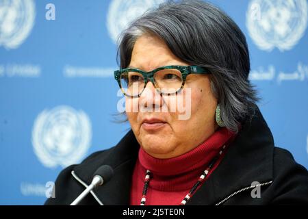 New York City, USA. 25. April 2022. Rose Anne Archibald, National Chief, Assembly of First Nations, spricht am 25. April 2022 vor dem Hauptsitz der Vereinten Nationen in New York City, USA. Die Referenten diskutierten eine breite Palette von Themen, die die indigene Bevölkerung betreffen, und konzentrierten sich dabei auf kanadische und andere Wohnschulen, in denen indigene Menschen untergebracht waren, die zwischen 1883 und 1996 betrieben wurden. Die Schulen wurden gegründet, um vermutlich die Kultur und Sprache der Kinder zu untergraben, was eine „Form des kulturellen Völkermordes“ war. ( Foto von John Lamparski/Sipa USA) Quelle: SIPA USA/Alamy Live News Stockfoto