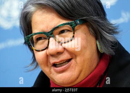 New York City, USA. 25. April 2022. Rose Anne Archibald, National Chief, Assembly of First Nations, spricht am 25. April 2022 vor dem Hauptsitz der Vereinten Nationen in New York City, USA. Die Referenten diskutierten eine breite Palette von Themen, die die indigene Bevölkerung betreffen, und konzentrierten sich dabei auf kanadische und andere Wohnschulen, in denen indigene Menschen untergebracht waren, die zwischen 1883 und 1996 betrieben wurden. Die Schulen wurden gegründet, um vermutlich die Kultur und Sprache der Kinder zu untergraben, was eine „Form des kulturellen Völkermordes“ war. ( Foto von John Lamparski/Sipa USA) Quelle: SIPA USA/Alamy Live News Stockfoto