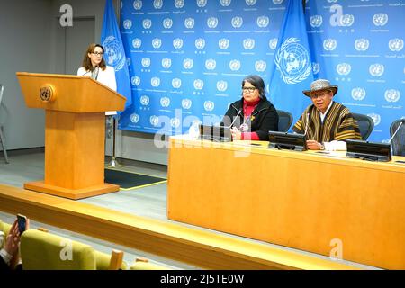 Rose Anne Archibald, National Chief, Assembly of First Nations, und Dario Jose Mejia Montalvo, designierter Vorsitzender des Ständigen Forums der Vereinten Nationen zu indigenen Fragen, sprechen am 25. April 2022 in New York City, USA, vor den Medien. Die Referenten diskutierten eine breite Palette von Themen, die die indigene Bevölkerung betreffen, und konzentrierten sich dabei auf kanadische und andere Wohnschulen, in denen indigene Menschen untergebracht waren, die zwischen 1883 und 1996 betrieben wurden. Die Schulen wurden gegründet, um vermutlich die Kultur und Sprache der Kinder zu untergraben, was eine „Form des kulturellen Völkermordes“ war. ( Foto von John Lampars Stockfoto