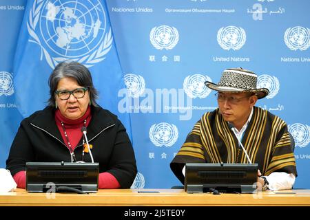 Rose Anne Archibald, National Chief, Assembly of First Nations, und Dario Jose Mejia Montalvo, designierter Vorsitzender des Ständigen Forums der Vereinten Nationen zu indigenen Fragen, sprechen am 25. April 2022 in New York City, USA, vor den Medien. Die Referenten diskutierten eine breite Palette von Themen, die die indigene Bevölkerung betreffen, und konzentrierten sich dabei auf kanadische und andere Wohnschulen, in denen indigene Menschen untergebracht waren, die zwischen 1883 und 1996 betrieben wurden. Die Schulen wurden gegründet, um vermutlich die Kultur und Sprache der Kinder zu untergraben, was eine „Form des kulturellen Völkermordes“ war. ( Foto von John Lampars Stockfoto