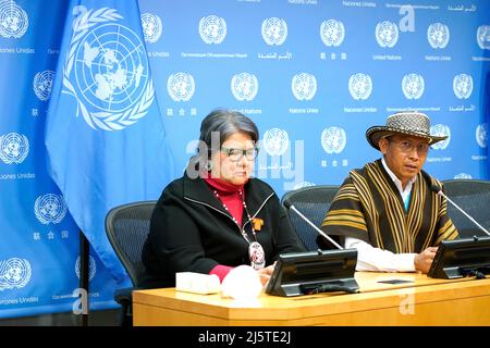 Rose Anne Archibald, National Chief, Assembly of First Nations, und Dario Jose Mejia Montalvo, designierter Vorsitzender des Ständigen Forums der Vereinten Nationen zu indigenen Fragen, sprechen am 25. April 2022 in New York City, USA, vor den Medien. Die Referenten diskutierten eine breite Palette von Themen, die die indigene Bevölkerung betreffen, und konzentrierten sich dabei auf kanadische und andere Wohnschulen, in denen indigene Menschen untergebracht waren, die zwischen 1883 und 1996 betrieben wurden. Die Schulen wurden gegründet, um vermutlich die Kultur und Sprache der Kinder zu untergraben, was eine „Form des kulturellen Völkermordes“ war. ( Foto von John Lampars Stockfoto