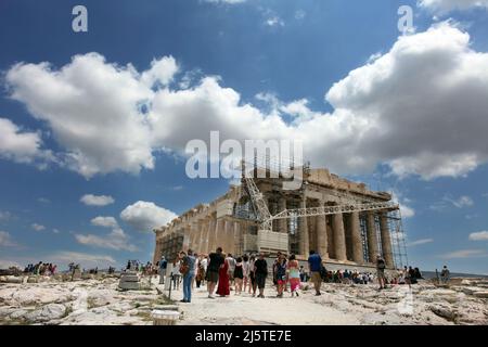 ATHEN, GRIECHENLAND - 26. JUNI: Touristen in der berühmten Altstadt Akropolis Parthenon-Tempel am 26. Juni 2011 in Athen, Griechenland. Der Bau begann 447 v. Chr. im athenischen Reich. Es wurde 438 v. Chr. fertiggestellt Stockfoto