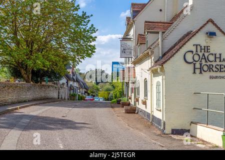 Blick auf die Straße in Harvington, Evesham, Worcestershire, England. Stockfoto