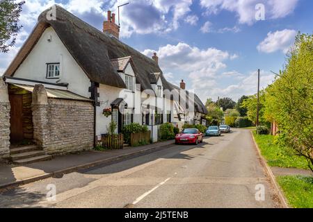 Blick auf die Straße in Harvington, Evesham, Worcestershire, England. Stockfoto